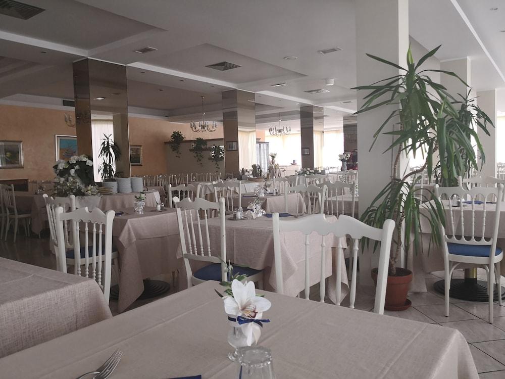 Hotel De Amicis Ричоне Екстериор снимка