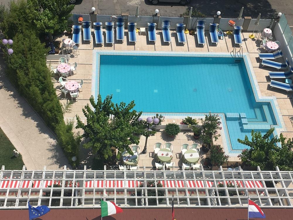 Hotel De Amicis Ричоне Екстериор снимка