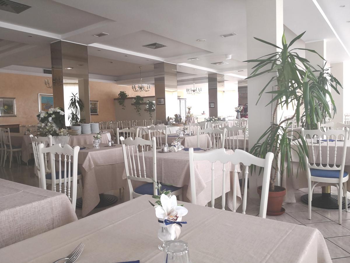 Hotel De Amicis Ричоне Екстериор снимка